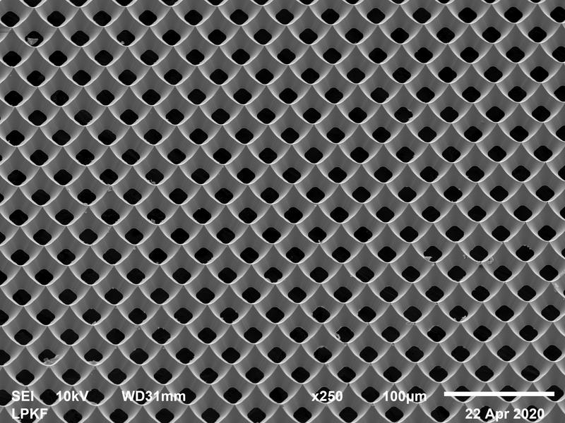 Raster-Elektronenmikroskopisches Bild einer hochdichten Schattenmaske.
