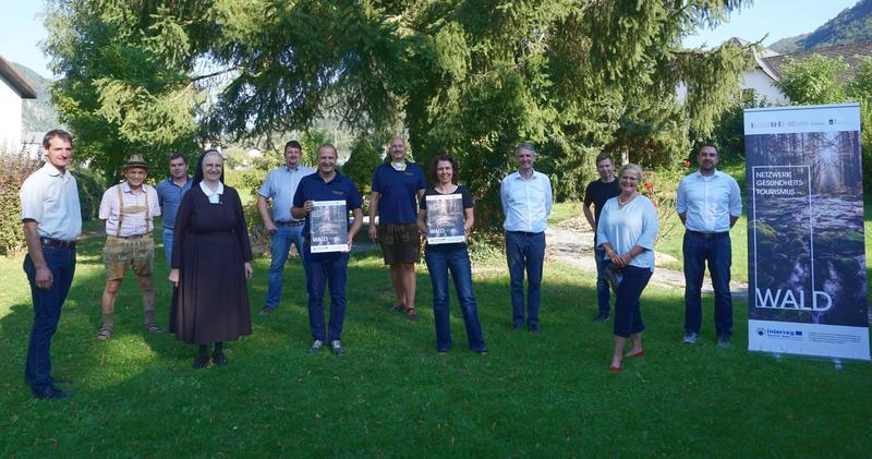 Beim Workshop in Grünau im Almtal erarbeiteten die Teilnehmerinnen und Teilnehmer unter der Leitung von Prof. Dr. Christian Steckenbauer (4.v.r.) und Sebastian Markov (1.v.r.) Konzepte zur nachhaltigen Nutzung von Wald