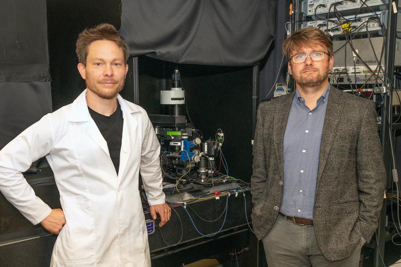 Am Messplatz für kombinierte Elektrophysiologie und Fluoreszenzmikroskopie: Dr. Michel Herde (links) und Prof. Dr. Christian Henneberger im Institut für zelluläre Neurowissenschaften der Universität Bonn. 