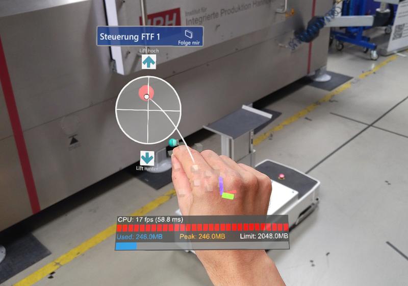Blick durch die AR-Brille: Der Screenshot zeigt die Benutzeroberfläche für die Gestensteuerung. Logistikmitarbeiter müssen lediglich den roten Punkt greifen, der als virtueller Joystick dient – schon können sie das Fahrzeug bewegen. 