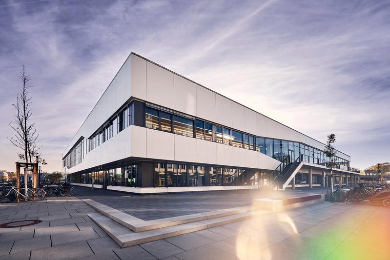 Campus der Handelshochschule Leipzig (HHL). Blick auf das Schmalenbach-Gebäude.