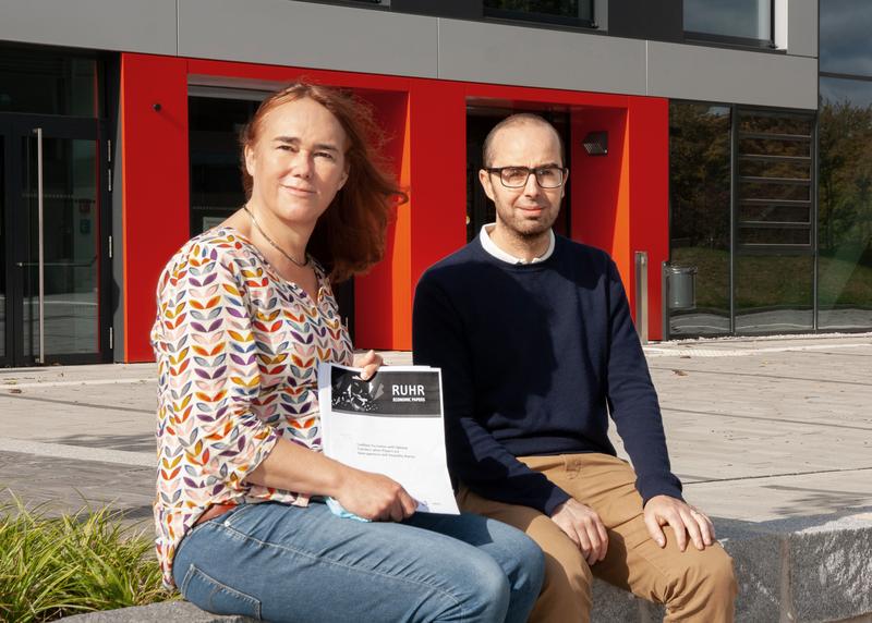 Professorin Carla Johanna Vogt (links) und Dr. Marco Rogna präsentieren an der Hochschule Bochum ihre Forschungsergebnisse, die zur Lösung der Kooperationsproblematik in der internationalen Klimapolitik beitragen sollen. F