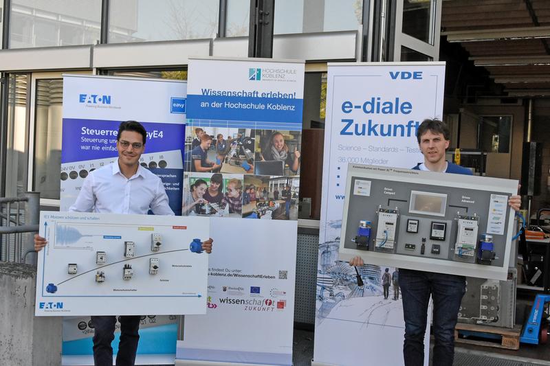 Foto von links: Reza Emami (Eaton Electric GmbH) und Prof. Dr. Johannes Stolz.