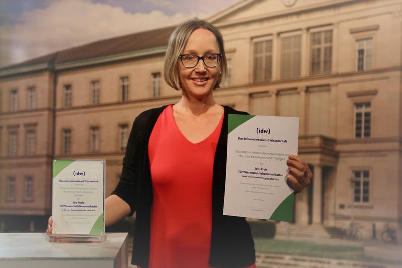 Antje Karbe von der Pressestelle der Universität Tübingen nahm als Erstplatzierte den idw-Preis für Wissenschaftskommunikation entgegen.