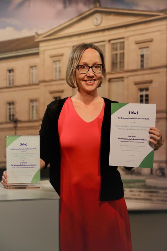 Antje Karbe von der Pressestelle der Universität Tübingen nahm als Erstplatzierte den idw-Preis für Wissenschaftskommunikation entgegen.