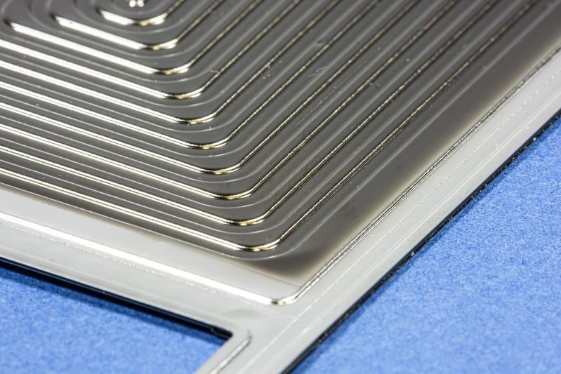 The approximately 50 to 100 micrometer thin steel sheets are coated with a graphite-like layer just a few nanometers thick