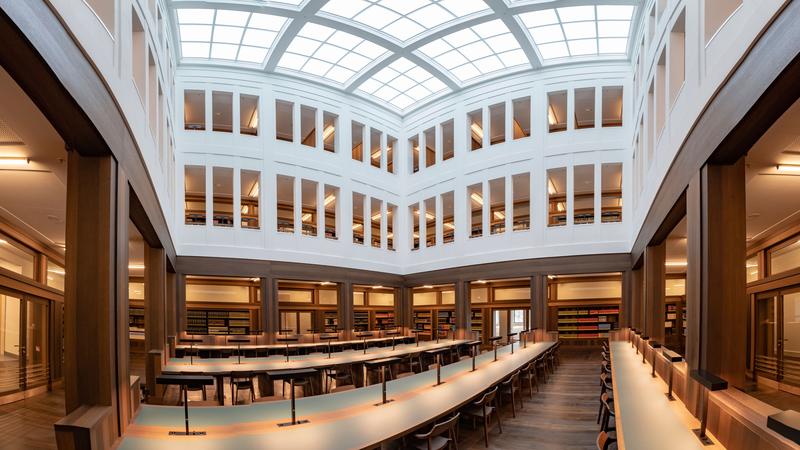 The heart of the new university library in the Alte Aktienspinnerei is the central reading room, which receives plenty of daylight.