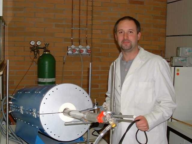 Ingenieur Andreas Frank am FH-Laborreaktor. Das darin aus Tiermehl gewonnene Rohöl ist qualitativ mit dem in den Nordseefeldern geförderten Öl vergleichbar.