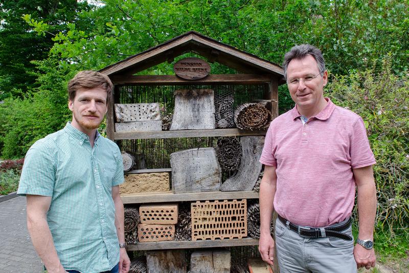 Bildunterschrift: Dr. Peter Weißhuhn (ZALF) und Prof. Dr. Thomas Schmitt (SDEI) konzipieren und begleiten als Forscher das „Maßnahmenprogramm Insektenschutz Brandenburg“.