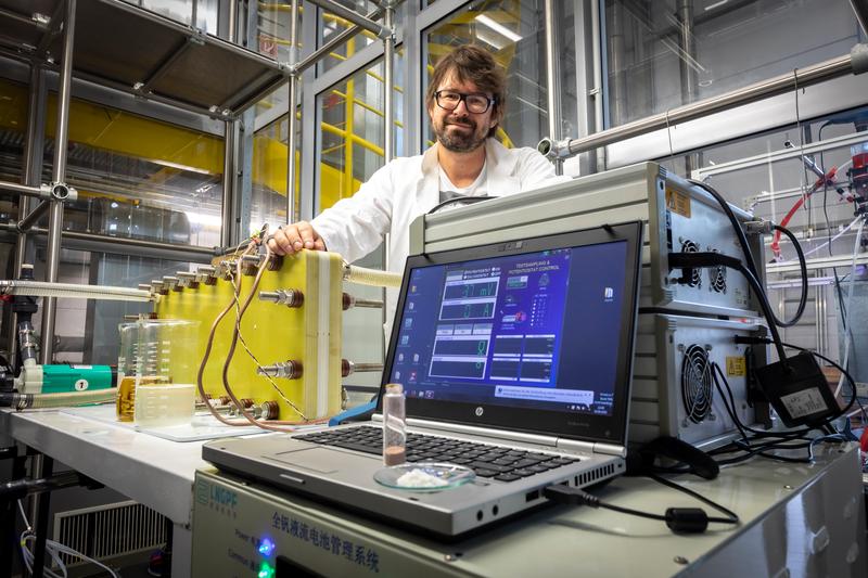 TU Graz-Forscher Stefan Spirk hat einen Weg gefunden, flüssige Elektrolyte in Redox-Flow-Batterien durch Vanillin zu ersetzen.
