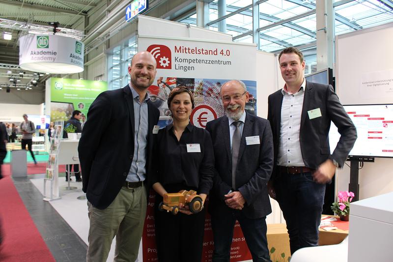 Das Mittelstand 4.0-Kompetenzzentrum Lingen präsentierte seine Beratungsangebote auf der letzten Fachmesse Agritechnica zahlreichen Interessierten aus der Landwirtschaft (v.l.n.r): Nikolas Neddermann, Marlene Bittner, Prof. Dieter Trautz und Lutz Plagge.