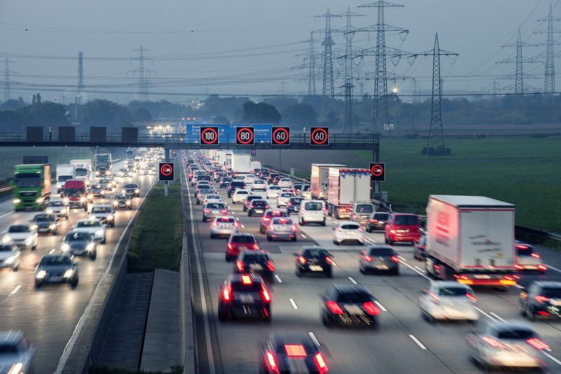 Streckenbeeinflussungsanlagen (SBA) sorgen für eine erhöhte Verkehrssicherheit auf Autobahnen, hier im morgendlichen Berufsverkehr am Nordwestkreuz Frank-furt. (Foto: Hessen Mobil Straßen- und Verkehrsmanagement