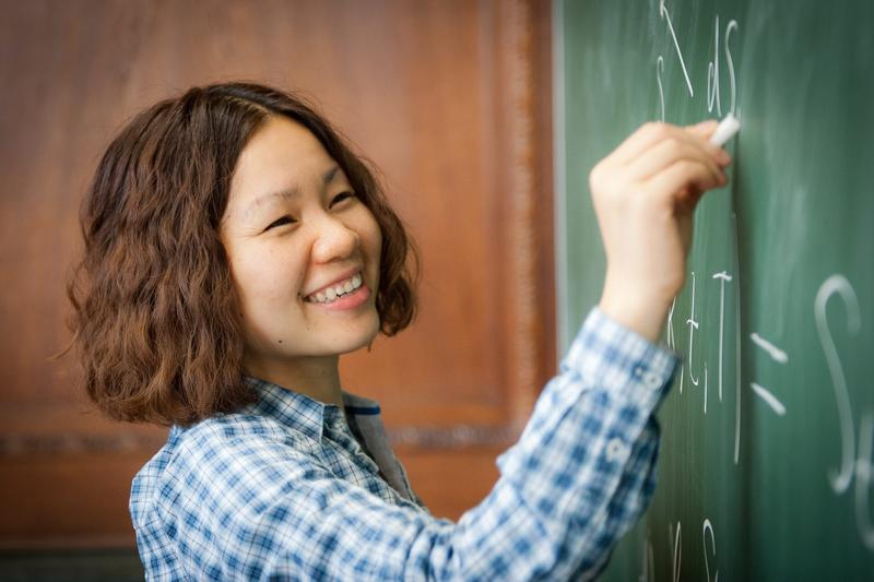 Mit Leidenschaft bei der Lehre: Professorin An Chen vom Institut für Versicherungswissenschaften der Universität Ulm beim Tafelanschrieb