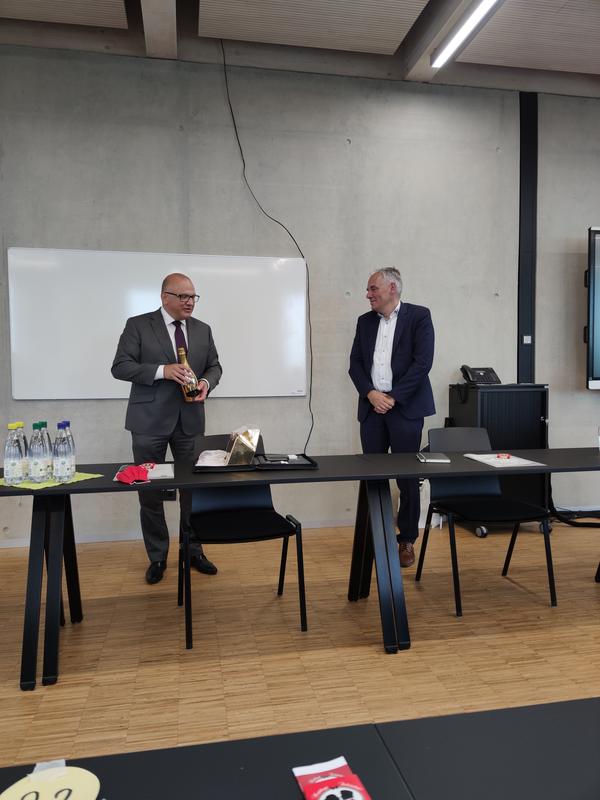 Dr. Mathias Hartmann übergibt den symbolischen Staffelstab an Prof. Dr. Jörg Winterberg