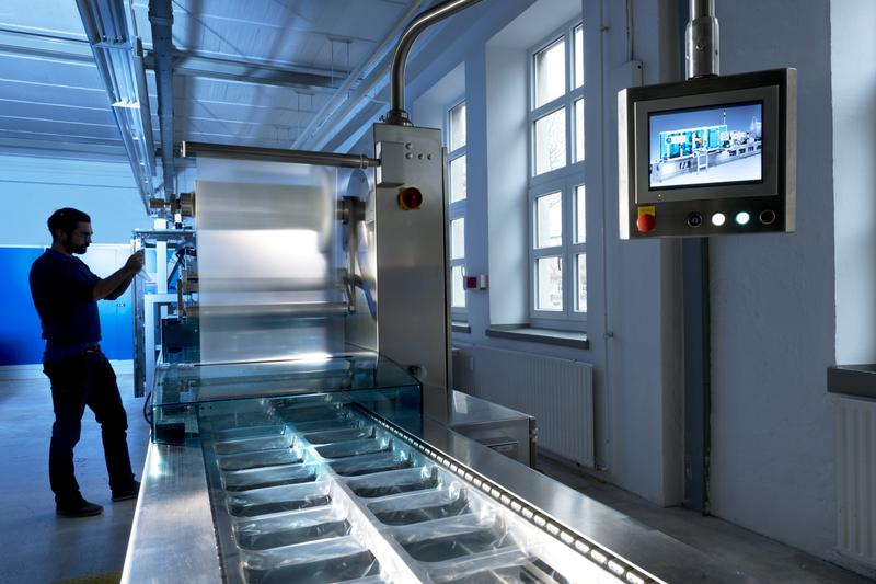 Demonstrator equipment at Fraunhofer IGCV – here a thermopackaging machine – shows how plant and associated machinery can be operated on an energy-adaptive basis.