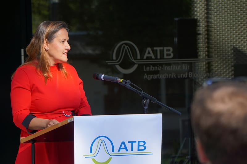 Brandenburgs Wissenschaftsministerin Dr. Manja Schüle begrüßt die neue Leitung des ATB