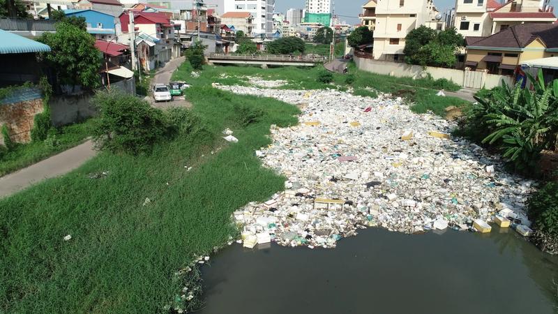 Vermüllter Fluss in Phnom Penh, der in den Mekong - einen der am stärksten verschmutzten Flüsse der Welt - mündet