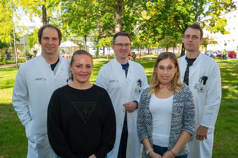 Das von Prof. Björn Falkenburger (links) geleitete Team der Parkinson-Ambulanz, das seine Patienten ab Montag (5. Oktober) im ABAKUS empfängt.