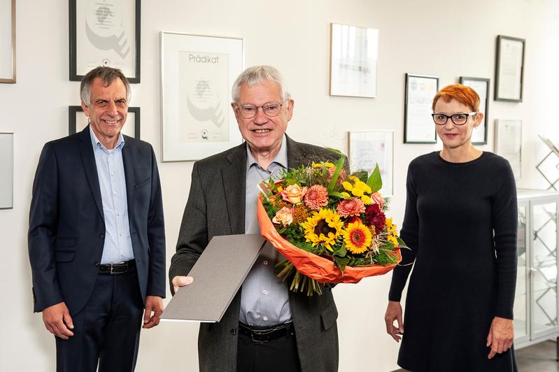 Rektor Prof. Dr. Gerhard Sagerer und die stellvertretende Senatsvorsitzende Dr. Beate Lingnau überreichten die Urkunde zur Ehrensenatorwürde an Prof. Dr. Alfred Pühler. 