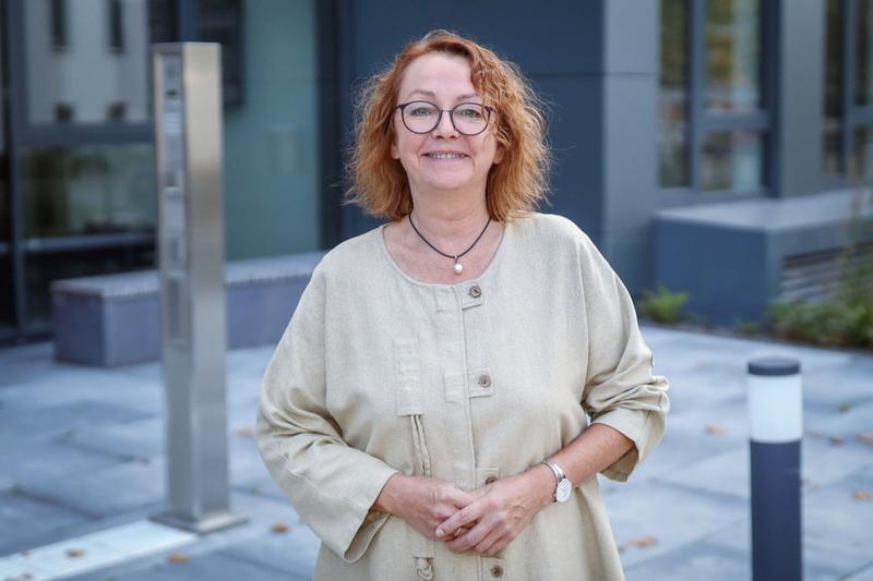 Prof’in Dr. med. Christiane Muth wechselt in diesem Monat an die Medizinische Fakultät OWL. Sie baut die Arbeitsgruppe Allgemein- und Familienmedizin auf. Foto: Universität Bielefeld/S. Jonek
