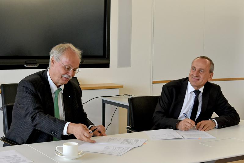 Von links: Prof. Dr. Kristian Bosselmann-Cyran und Minister Prof. Dr. Konrad Wolf bei der Unterzeichnung der Zielvereinbarung
