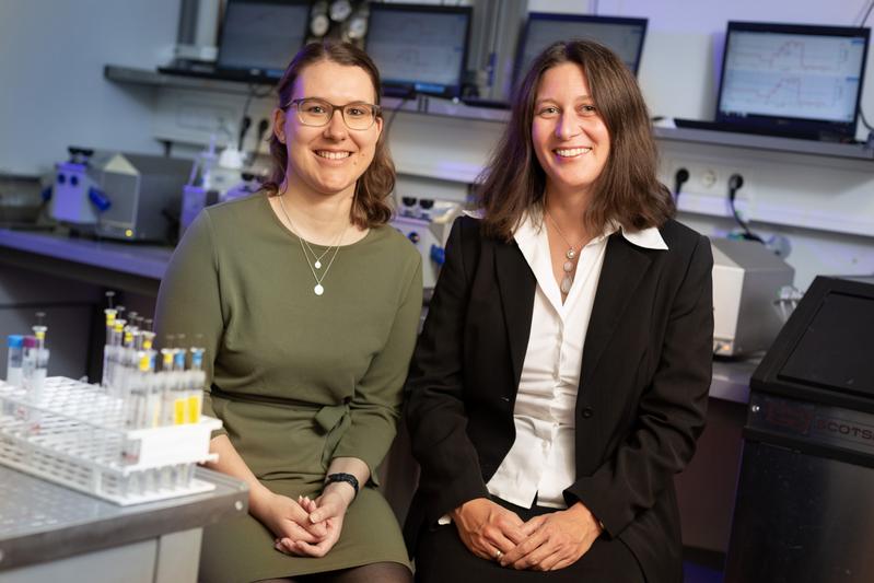 Die Ulmer Wissenschaftlerinnen Anja Gumpp (links) und Prof. Iris-Tatjana Kolassa im Labor der Abteilung für Klinische & Biologische Psychologie 