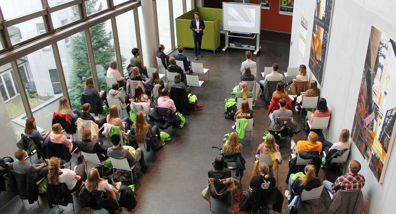 Die Studierenden wurde aufgrund der Corona-Schutzmaßnahmen getrennt und von Rektor Prof. Dr. Lars Meierling in zwei unterschiedlichen Räumen begrüßt – Foto: SRH