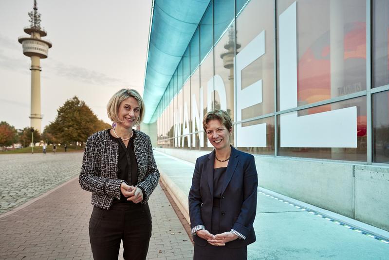 Prof. Dr. Sunhild Kleingärtner, Acting Director of the DSM (left), and Senator for Science and Ports, Dr. Claudia Schilling (right), open the FRAME lighting installation at the Bangert Building.