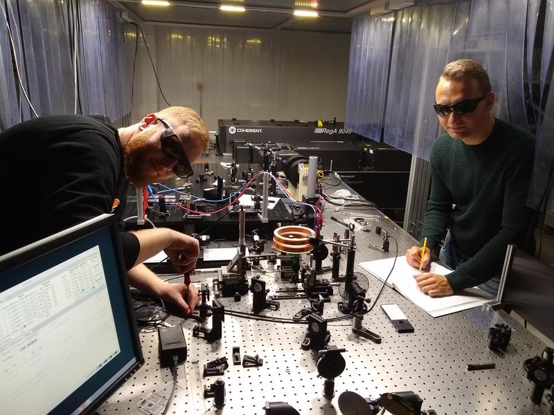 Zwei Forscher (Finn Stiewe, Tobias Kleinke) am Aufbau eines Terahertzsystems in der AG Münzenberg.