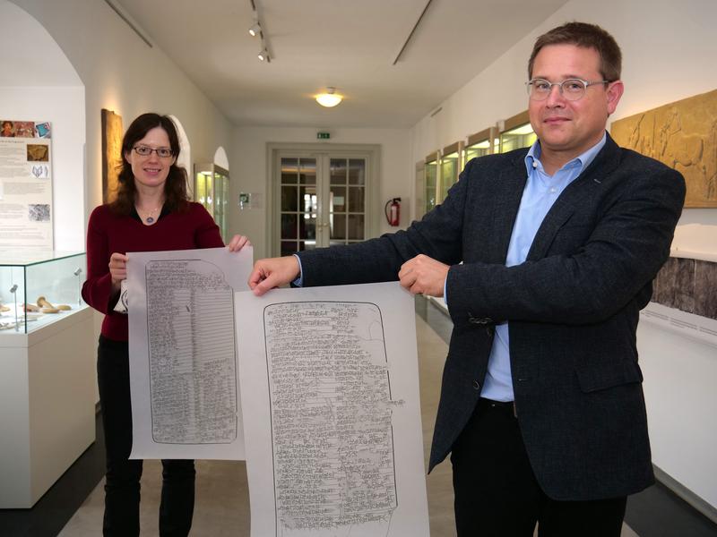 Greta Van Buylaere und Daniel Schwemer mit zwei Abschriften von Keilschriftfragmenten aus der Babylon-Sammlung der Archäologischen Museen Istanbul - natürlich in deutlicher Vergrößerung.