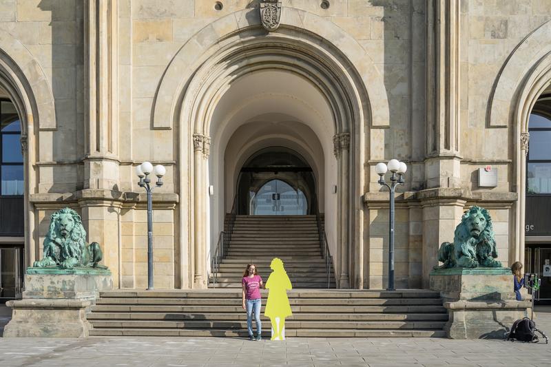 „Do it like Leibniz“ lautet das Motto der diesjährigen Erstsemesterbegrüßung – Studentin Céline Beckhausen ist mit dem Namenspatron der Universität, Gottfried Wilhelm Leibniz, als Botschafterin der neuen Studierenden unterwegs. 