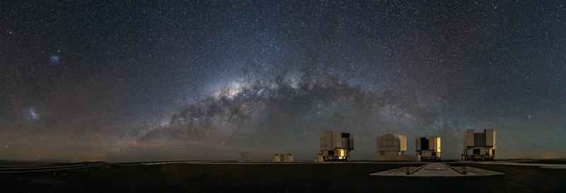 Das Beobachtungsinstrument MATISSE der Europäischen Südsternwarte ESO kombiniert Daten von vier Infrarot-Teleskopen. Kieler Forschende haben es mitentwickelt und zur Untersuchung von heißen Staubringen um Sterne genutzt.