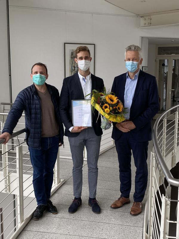 Der Preis wurde von Siegmar Schwegler, Professional Service Manager Universitäten bei Dentsply Sirona, überreicht. (v.l.n.r.: OA Dr. Vlasios Goulioumis, Max Diekamp, beide UW/H, und Siegmar Schwegler, Dentsply Sirona)