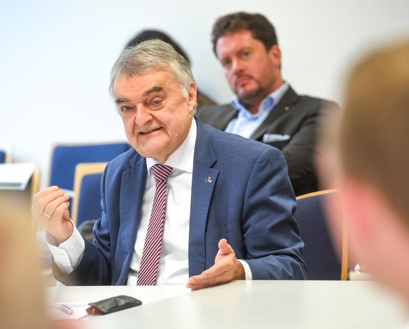 NRW-Innenminister Herbert Reul sprach beim „Tag der Menschenrechte“ mit Studierenden über „die Polizei und die Rechte der Kinder“. 