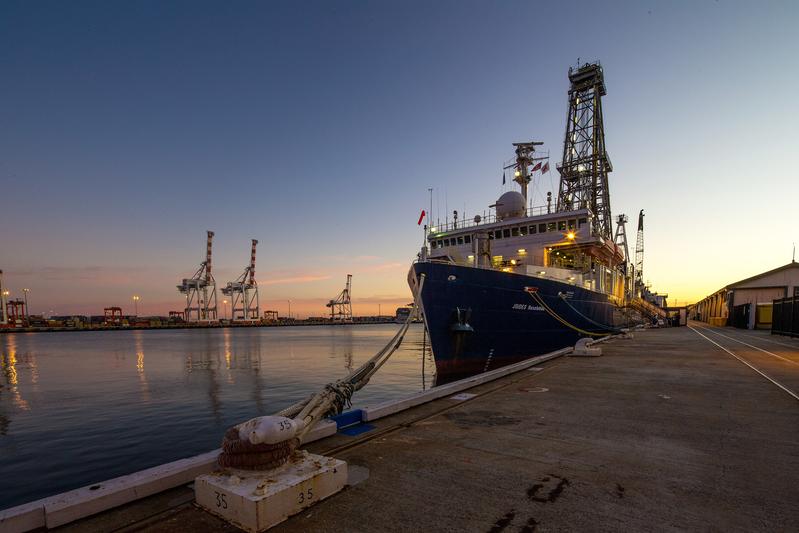 The research vessel JOIDES Resolution in Fremantle (Australia) the morning before the ship sailed on Expedition IODP 356. The results are based on samples taken from this drilling vessel as part of the International Ocean Discovery Program (IODP).