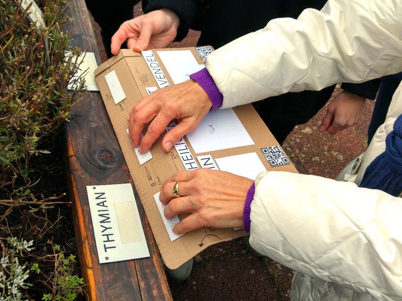 Mit Texten in Brailleschrift informiert der Botanische Garten Blinde und Sehbehinderte. 