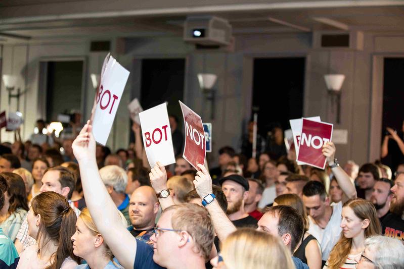 Bei BOT or NOT im Haus der Wissenschaft in Braunschweig traten Poetry Slammer*innen gegen einen BOT an. Das Publikum musste entscheiden, welches Gedicht künstlich und welches menschlich erschaffen wurde. Das Foto entstand vor der Corona-Pandemie. 