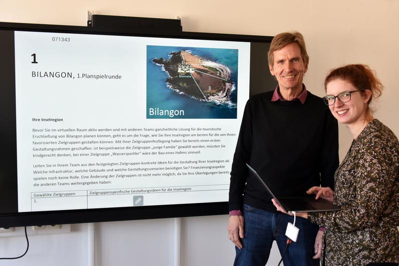 Projektmitarbeiterin Mathilde Berhault und Prof. Dr. Jürgen Bolten vom Bereich Interkulturelle Wirtschaftskommunikation der Universität Jena starten ein neues Projekt zur Vermittlung interkultureller Kompetenzen.