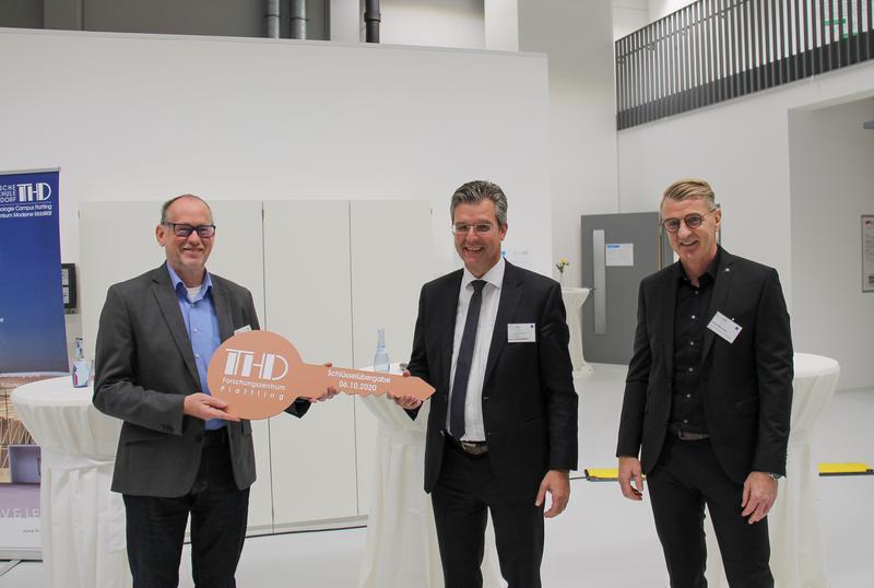 Der Schlüssel zum MoMo in Plattling ist übergeben: THD Präsident Prof. Dr. Peter Sperber (links), Plattlings Erster Bürgermeister Hans Schmalhofer (Mitte) und Architekt Robert Brunner.