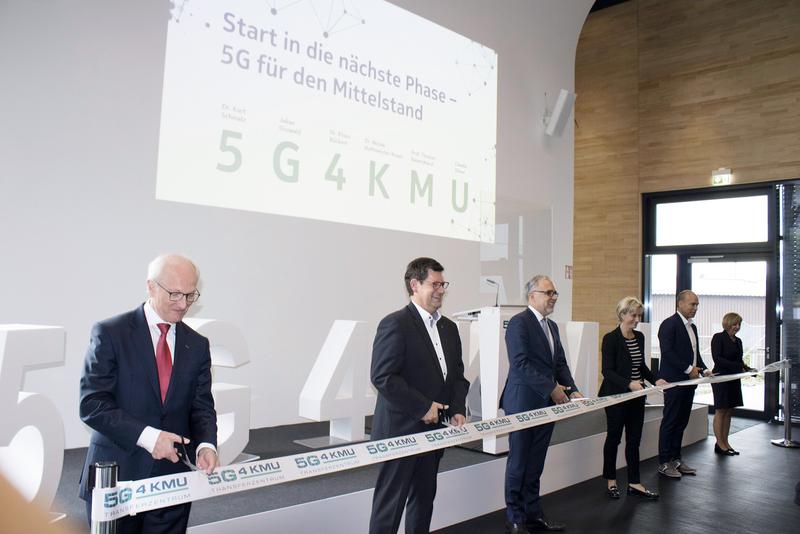 5G für den Mittelstand (v.l.n.r.): Kurt Schmalz, Julian Osswald, Klaus Rückert, Nicole Hoffmeister-Kraut, Professor Thomas Bauernhansl und Claudia Gläser geben den Startschuss für die nächste Phase.