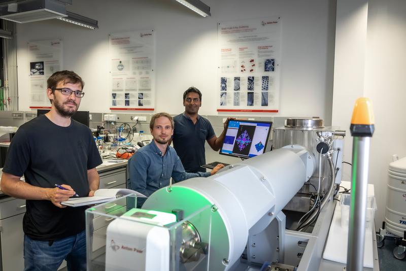 Harald Fitzek, Christian Prehal und Qamar Abbas (v.l.) an der SAXS-Anlage SAXSpoint 2.0 (Anton Paar GmbH): Mit ihrer Arbeit an der TU Graz liefern die Forscher neue Erkenntnisse über hybride Superkondensatoren.