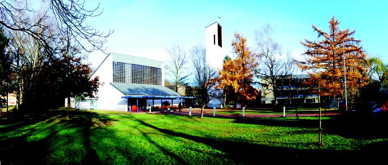 Blick auf die Kirche "Zur Heimat" an der Evangelischen Hochschule Berlin