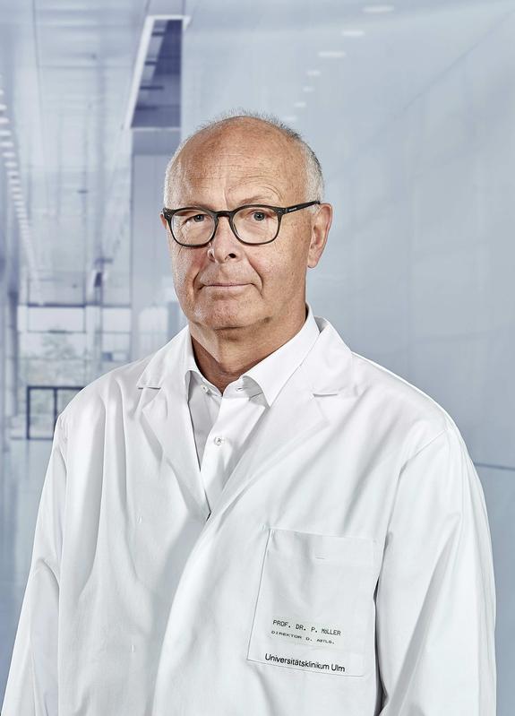 Professor Dr. Peter Möller bleibt dem Universitätsklinikum Ulm noch ein Jahr als Stellvertretender Leitender Ärztlicher Direktor erhalten.