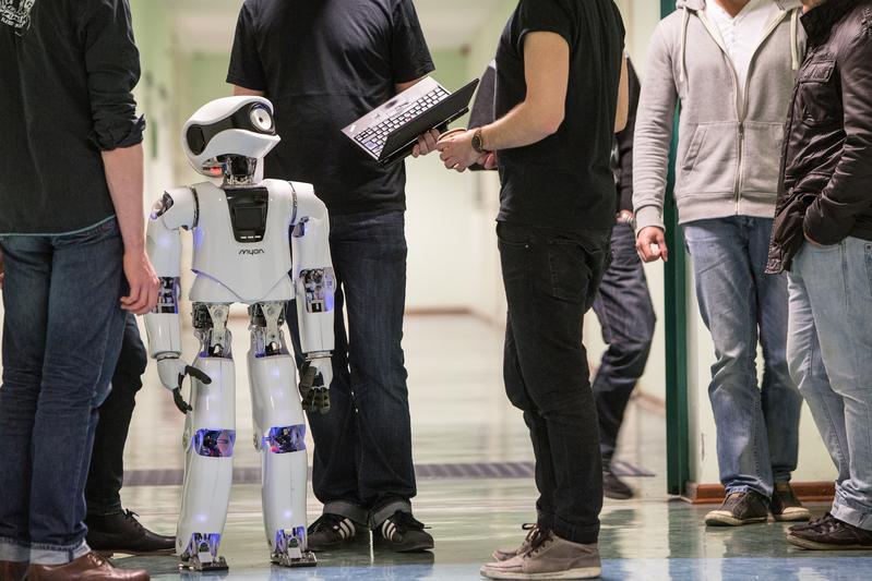 Humanoide Robotik und Mensch-Technik-Interaktion: Roboter Myon wird am Forschungslabor Neurorobotik der Beuth Hochschule entwickelt