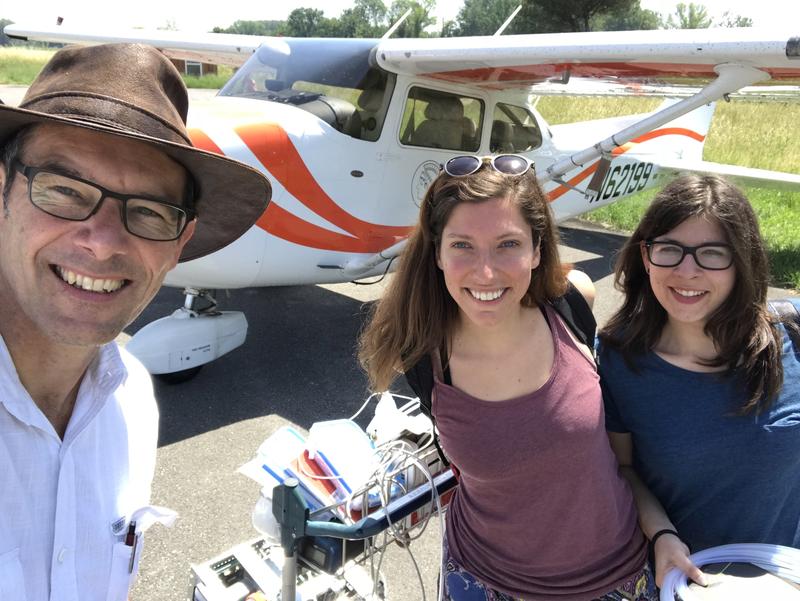 Startbereit: Nora Zannoni (Mitte), Martin Wikelski und Chiara Seghetti in Tassignano (Italien) vor der Cessna, mit dem die flüchtigen organischen Verbindungen (VOC) in der Luft gemessen wurden.
