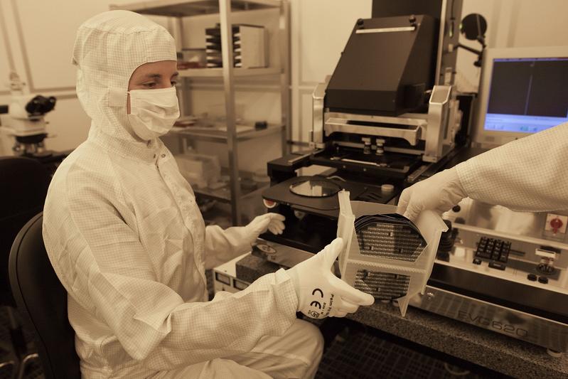 Photolithographic structuring of silicon wafers in the central clean room laboratory of TU Bergakademie Freiberg 