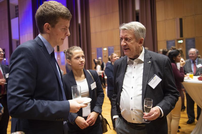 Prof. Rolf Lessenich im Jahr 2018 im Gespräch mit Studierenden, die ein Deutschlandstipendium erhalten haben.