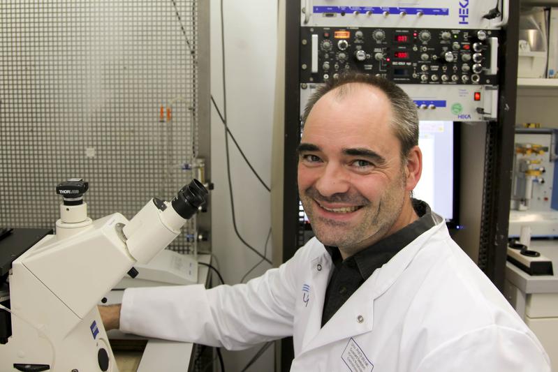 Team leader Prof. Guiscard Seebohm at the patch clamp measuring station. 