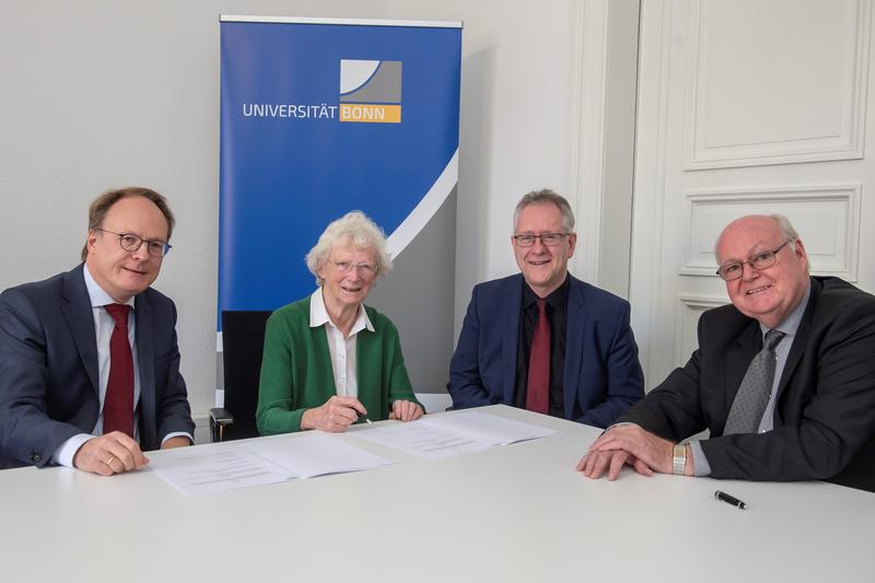 Prof. Dr. Dr. h.c. Sigrid Peyerimhoff unterzeichnete im Jahr 2019 den Vertrag zur Errichtung des Stiftungsfonds im Beisein von (v.l.) Prof. Dr. Rainer Hüttemann, Rektor Prof. Dr. Dr. h.c. Michael Hoch und Prof. Dr. Wolfgang Löwer.