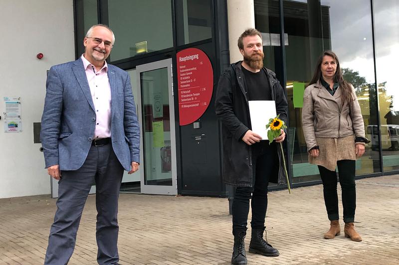 Rektor und Dekanin gratulieren Paata Kokaia, Student im Masterstudiengang Bildende Kunst, zum DAAD-Preis (v.l.n.r.: Rektor Prof. Dr. Hans-Joachim Pieper, Paata Kokaia, Prof. Dr. Ulrika Eller-Rüter/Dekanin Fachbereich Bildende Kunst).